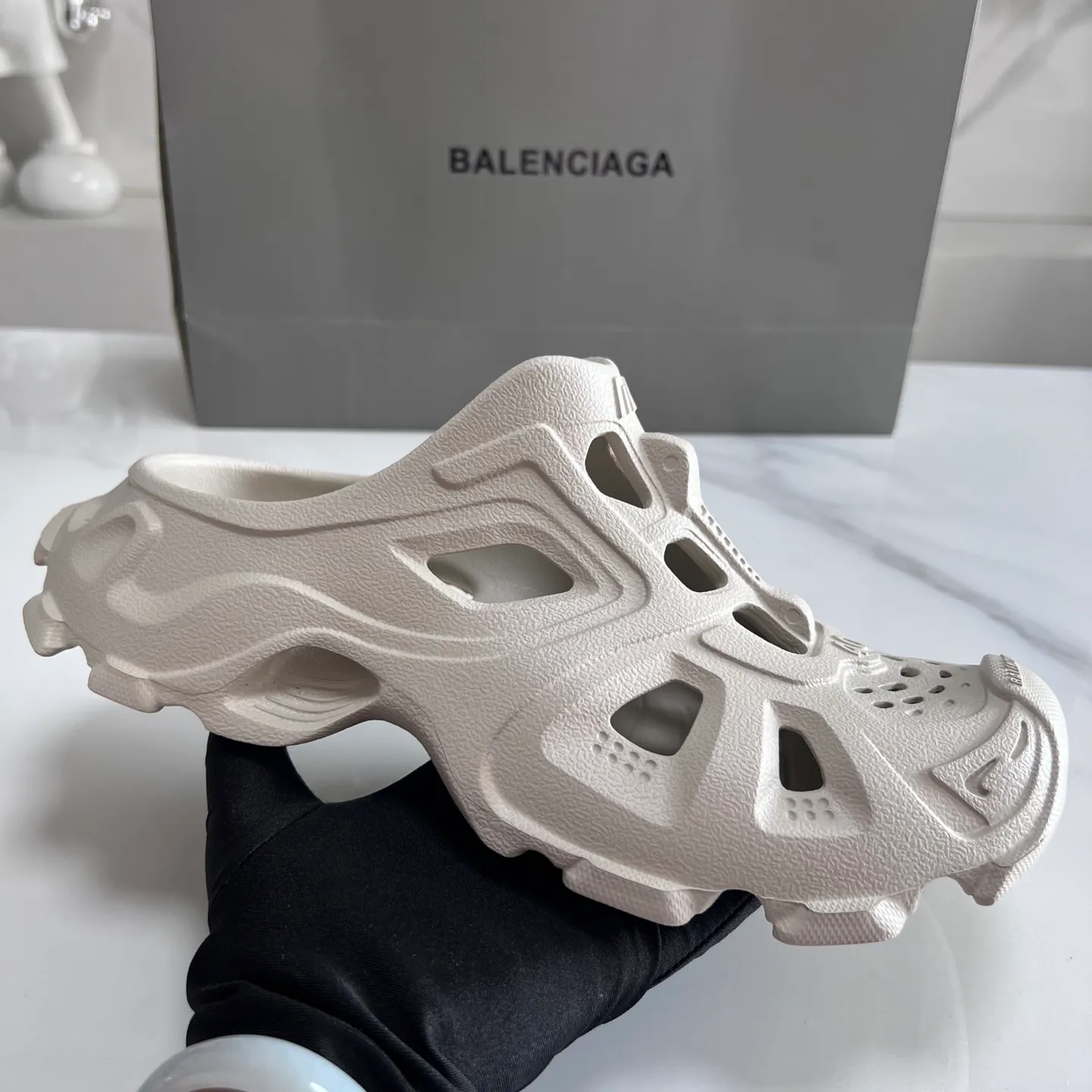 👟👟Ex-factory price 380👟👟 Balenciaga must-have beach shoes for summer: Men's and women's shoes are made of ultra-light 95% (injection molding) EVA plastic, 5% foam plastic foam cushioning material #Ultra-lightweight one-piece foam shoe mold ❗ New summer product, French high-end luxury brand - Balenciaga BALENCIAGA 3XL Rubber Low Top Sneakers 3XL version series summer beach wading versatile trendy lace-up casual sports hole sandals. Size: 35-46